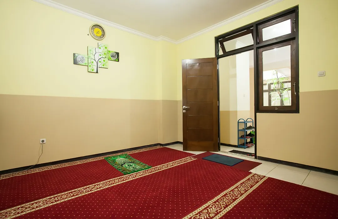 Urbanview Hotel De Kopen Malang By Reddoorz-1