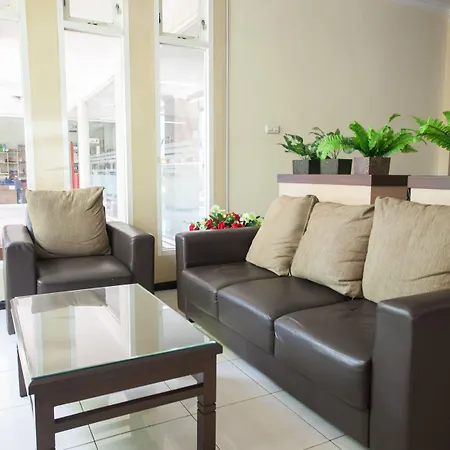Urbanview Hotel De Kopen Malang By Reddoorz-3